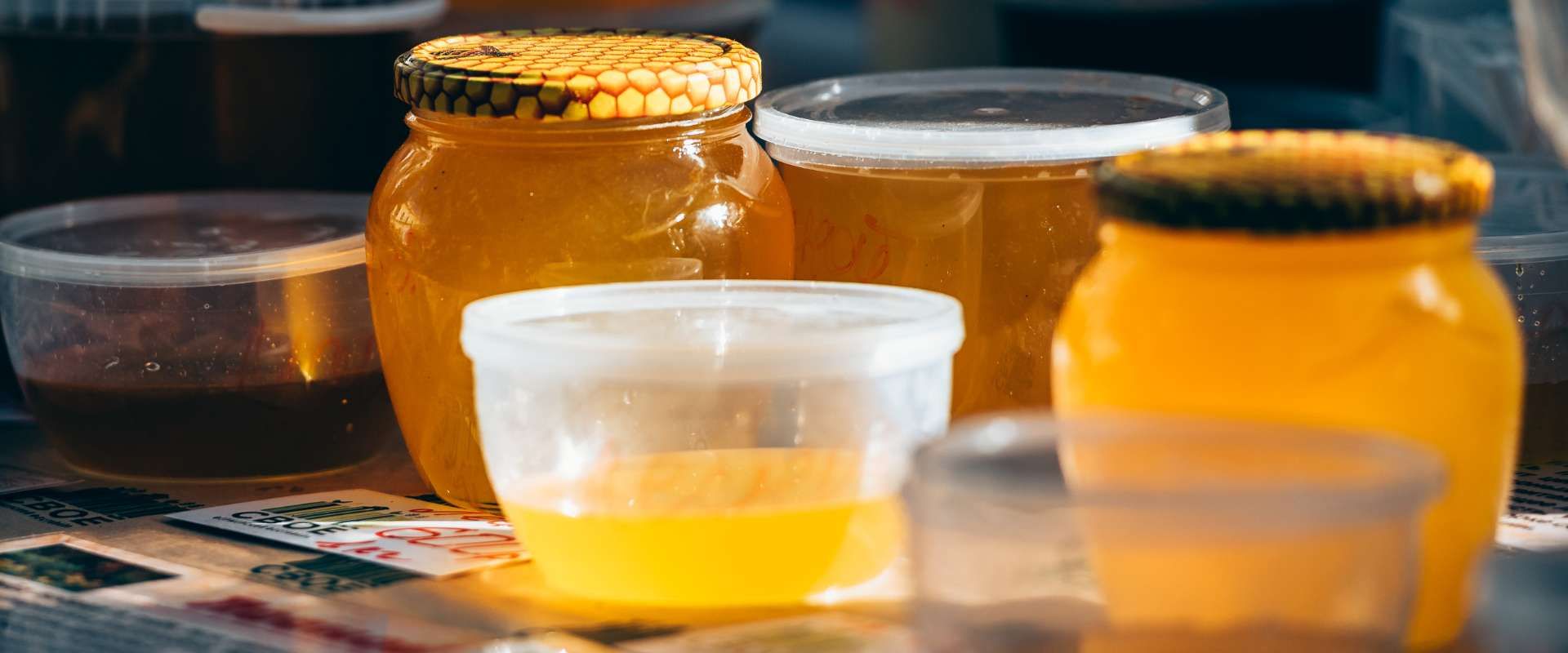 Tarros de vidrio rellenos de miel